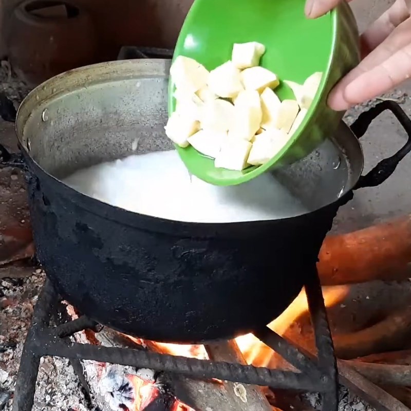 Nấu chè chuối sáp khoai lang trên bếp với nước dão dừa và các nguyên liệu đã sơ chế