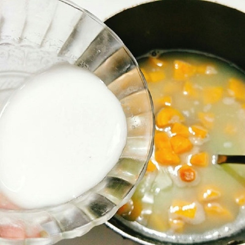 Chè khoai lang cốm đang sôi nhẹ trên bếp, có độ sánh mịn
