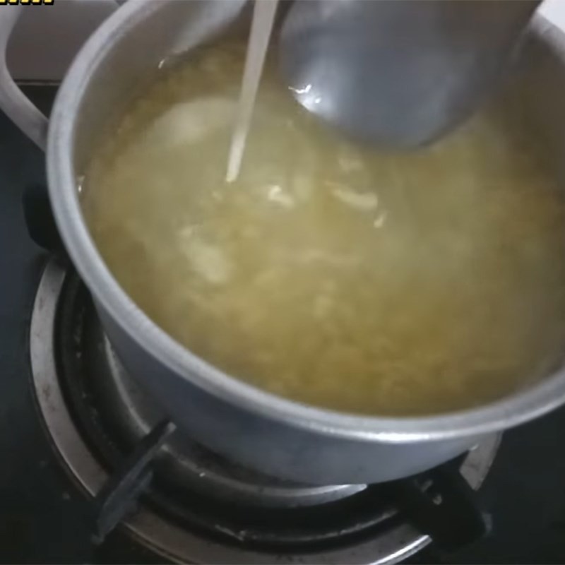 Nồi nước chè cốt dừa với đậu xanh đang được đun sôi nhẹ, tỏa hương thơm ngát