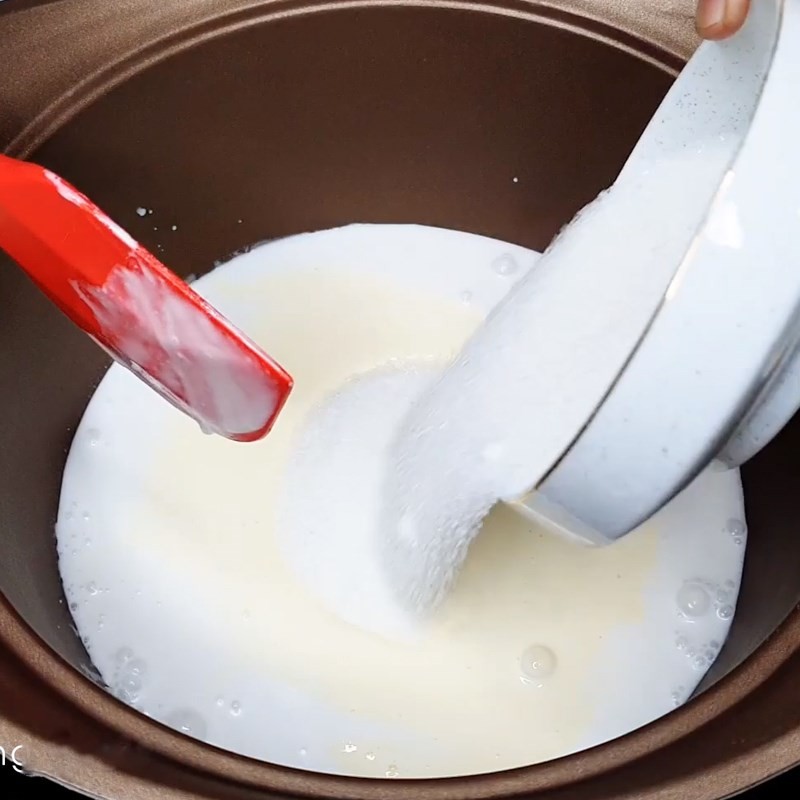 Nấu chè nếp than bắp Mỹ trong nồi với nước cốt dừa và whipping cream