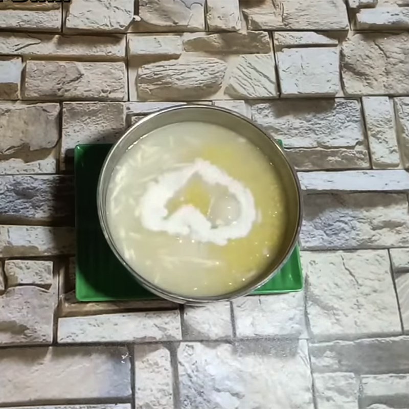 Một thìa chè trôi nước nhân đậu xanh mềm dẻo, nước cốt dừa sánh mịn