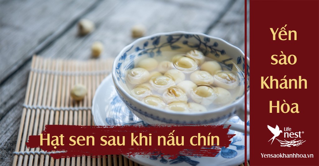 Hạt sen đã nấu chín mềm bở, chuẩn bị cho công đoạn tiếp theo của cách nấu chè tổ yến hạt sen