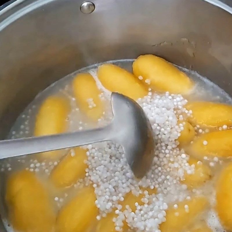 Thêm bột báng đã ngâm vào nồi chè chuối sáp, khuấy đều để bột chín trong