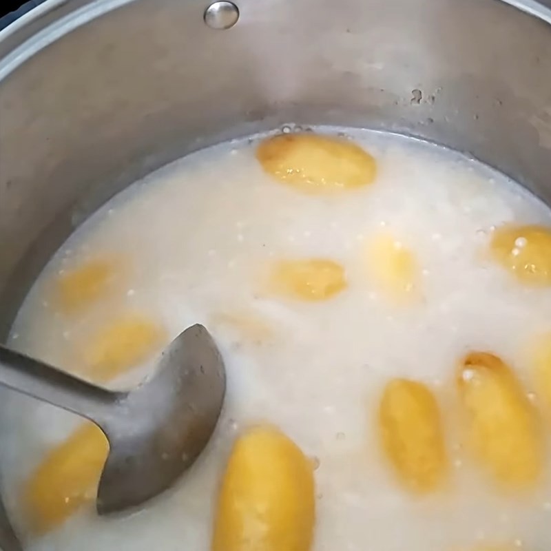 Rót nước cốt dừa sánh mịn vào nồi chè chuối sáp, tạo hương vị béo ngậy đặc trưng