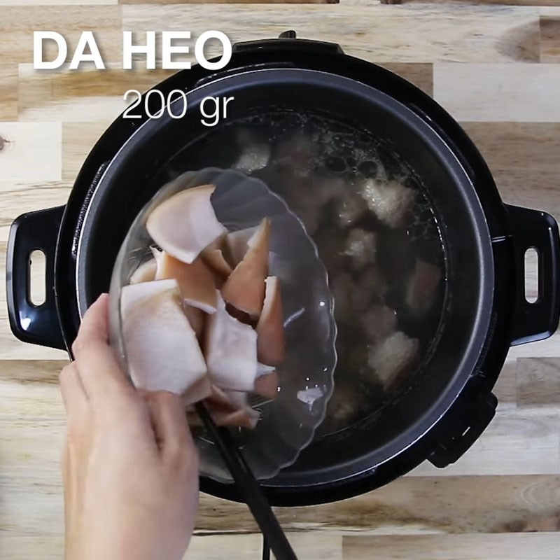 Thêm da heo và hành tây vào nồi áp suất cùng thịt