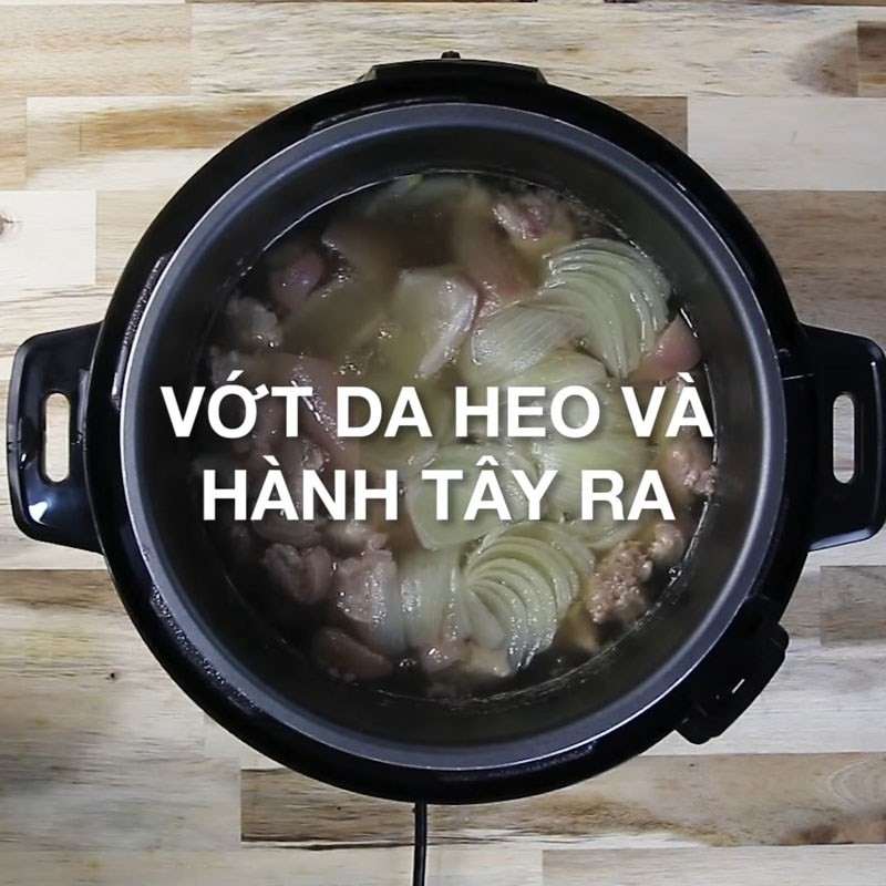 Da heo đã nấu mềm, sẵn sàng kết hợp với nấm hương và nấm mèo