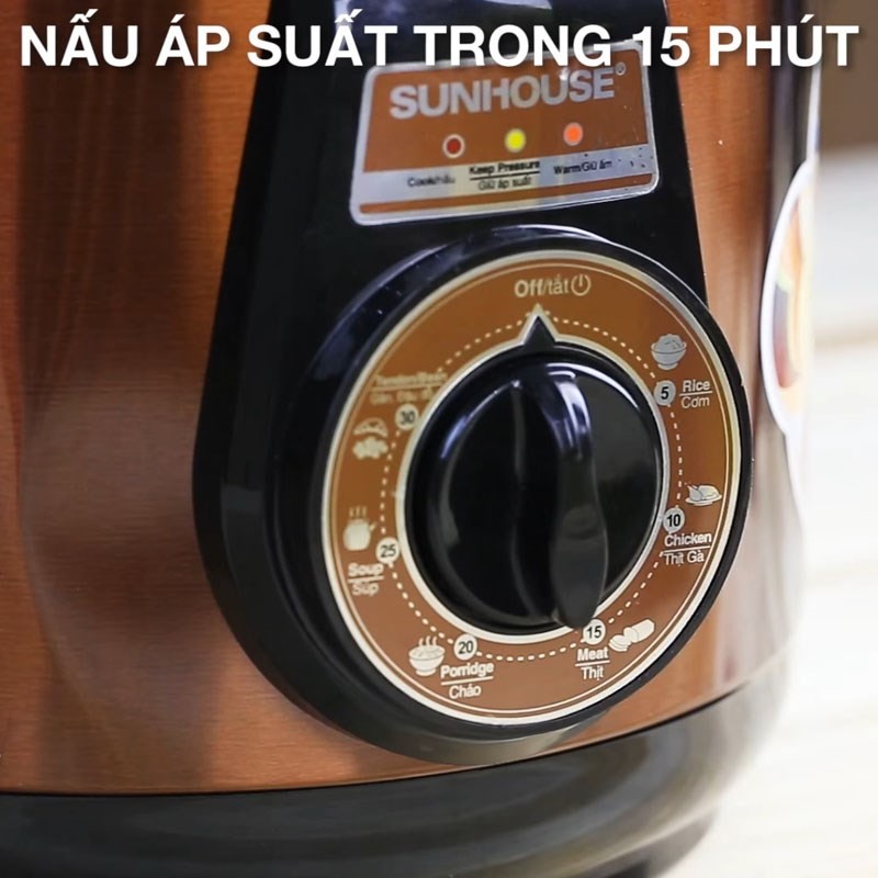 Vớt da heo và hành tây đã nấu mềm ra khỏi nồi