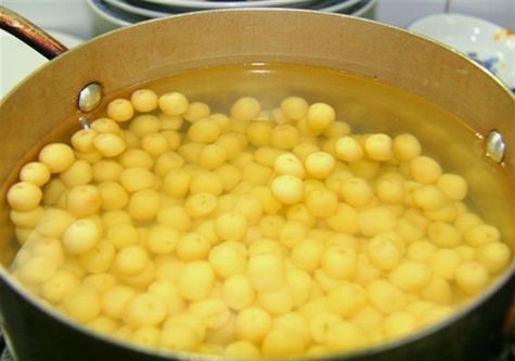 nấu đậu xanh và hạt sen trong cách nấu chè đậu xanh với bột sắn dây