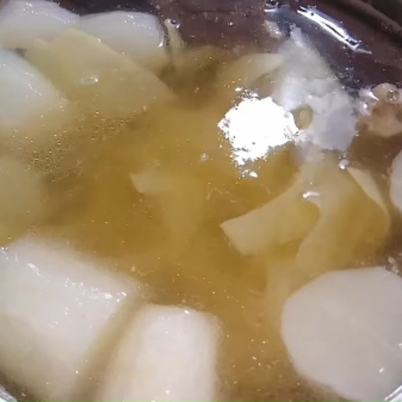 Hoành thánh lá đang chuyển màu vàng trong, báo hiệu đã chín