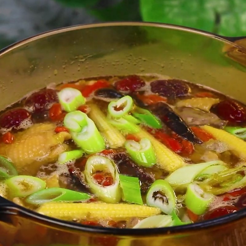 Hoàn thiện nước lẩu gà Tứ Xuyên với các gia vị và hành boa rô