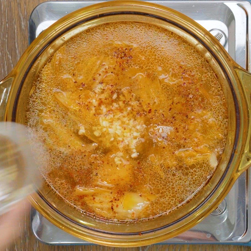 Khuấy đều nước lẩu kim chi để gia vị thấm đều