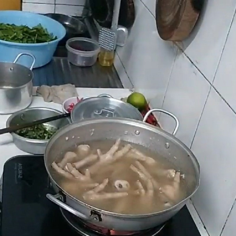 Nồi lẩu chân gà ớt hiểm đang sôi và các nguyên liệu hòa quyện