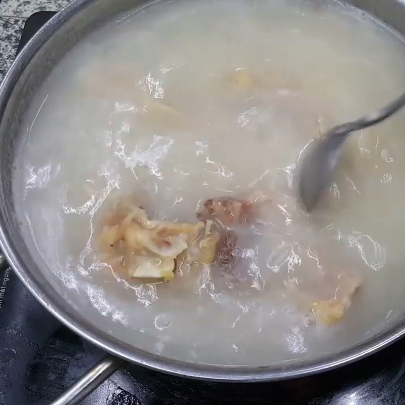 Nồi lẩu cháo gà gạo rang đang được nấu
