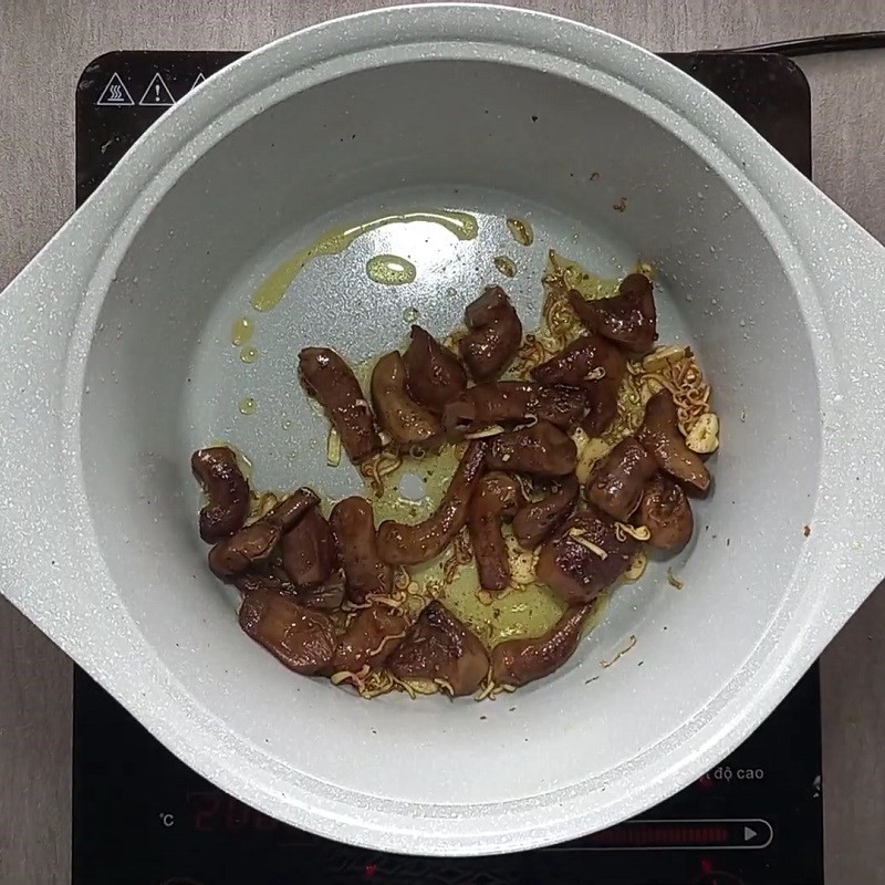 Thịt dê chay đang được xào cùng sả và tỏi băm