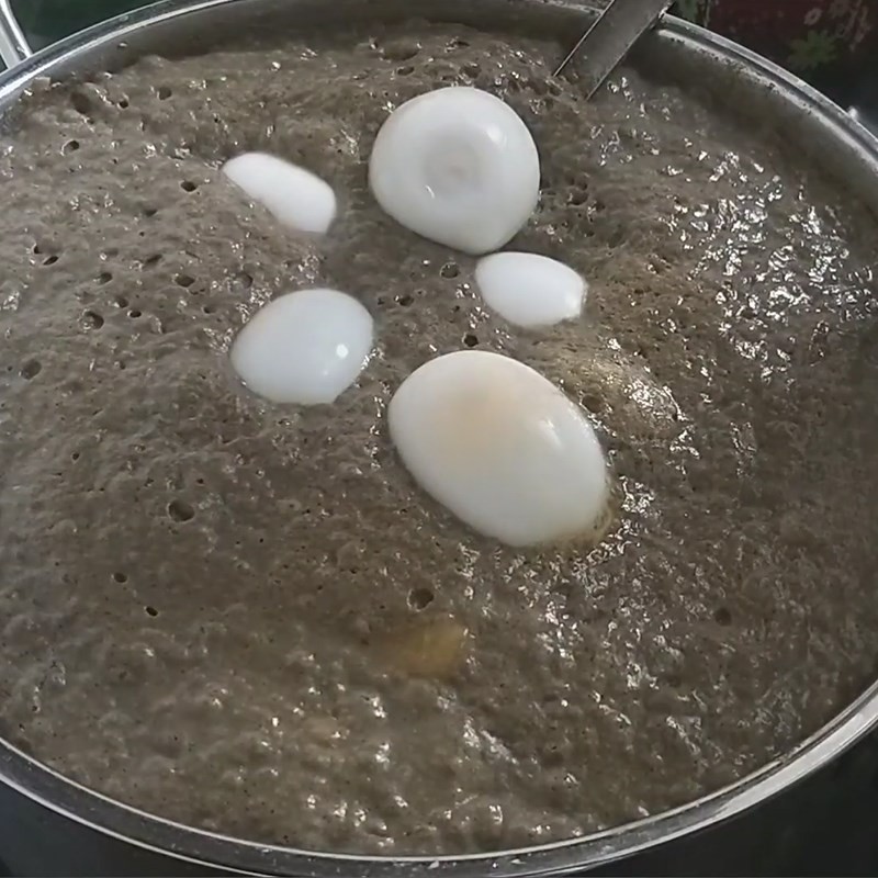 Nồi bún mắm cua đang sôi, thơm lừng mùi mắm cua