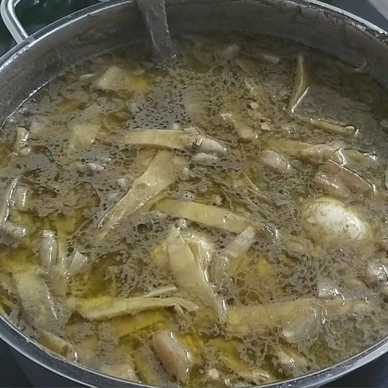 Thêm trứng vịt và gạch cua vào nồi bún mắm cua