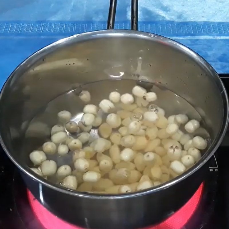 Vớt bạch quả và hạt sen đã luộc sơ cho món chè bạch quả hạt sen.