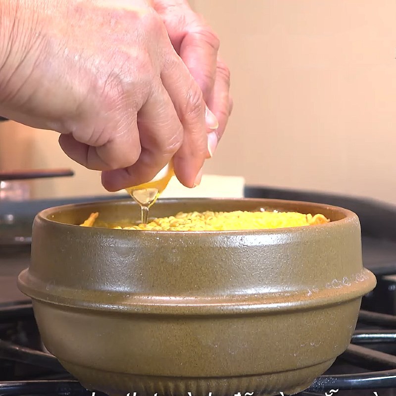 Tô mì cay kim chi nóng hổi vừa nấu xong