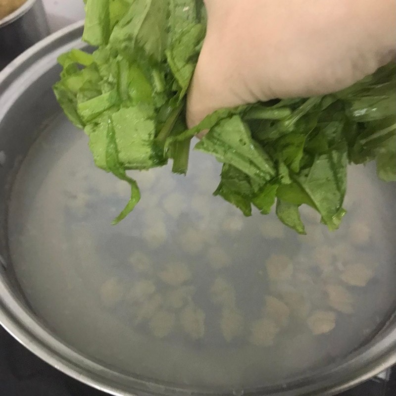 Vớt vỏ ngao ra khỏi nồi, giữ lại thịt ngao và nước dùng thanh ngọt