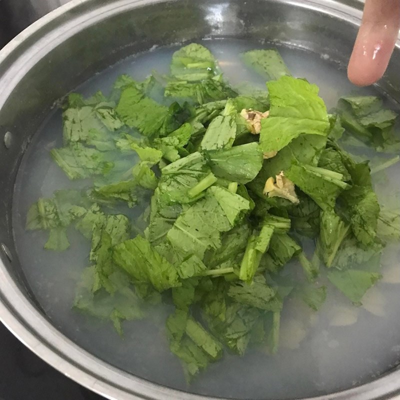Thêm rau cải và gừng vào nồi canh ngao, nấu cho đến khi rau chín