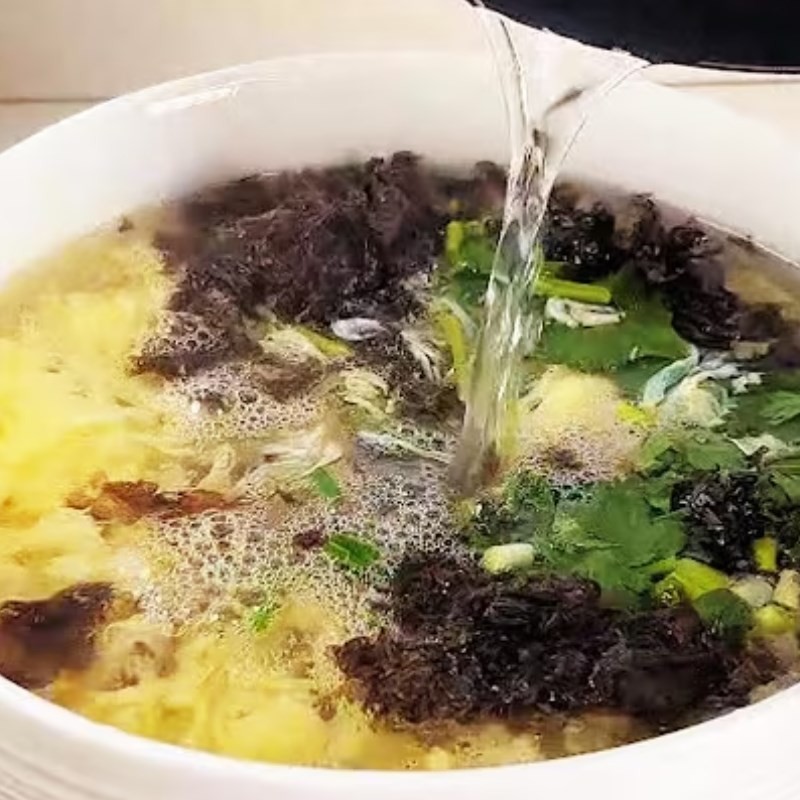 Nước canh trứng rong biển đang được hoàn thành