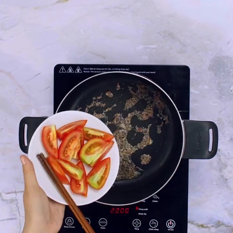 Nấu nước canh chua với cà chua cho món cá lăng nấu măng chua