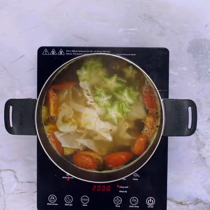 Kiểm tra độ chua của nước canh trước khi cho cá lăng vào