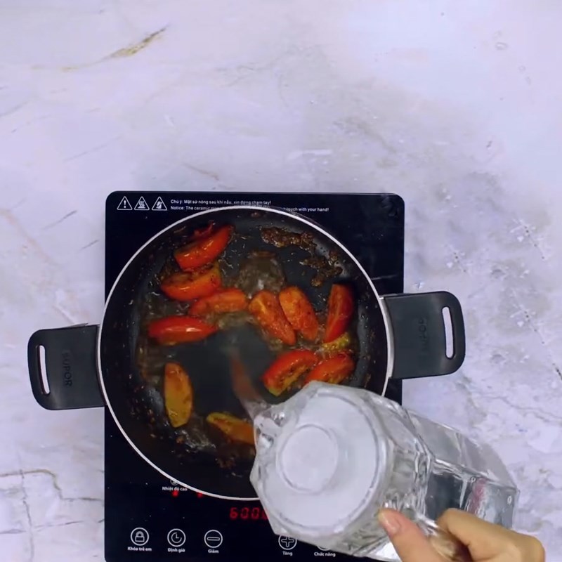 Đun sôi nước canh chua với măng và khế