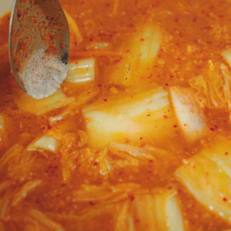 Khuấy đều gia vị trong nước canh để hòa quyện hương vị