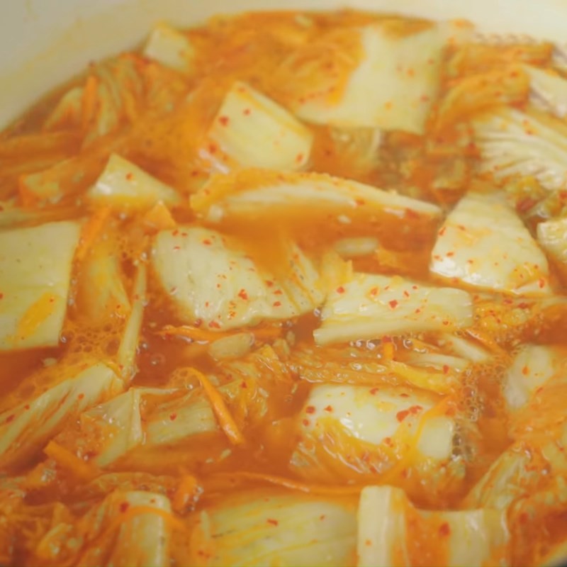 Nước canh kim chi đang được đun sôi, sẵn sàng cho cá hồi