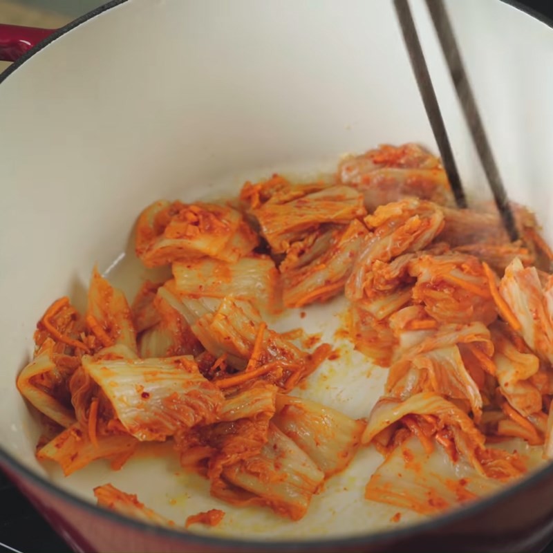 Xào kim chi với dầu tỏi để dậy mùi thơm nồng cho canh kim chi