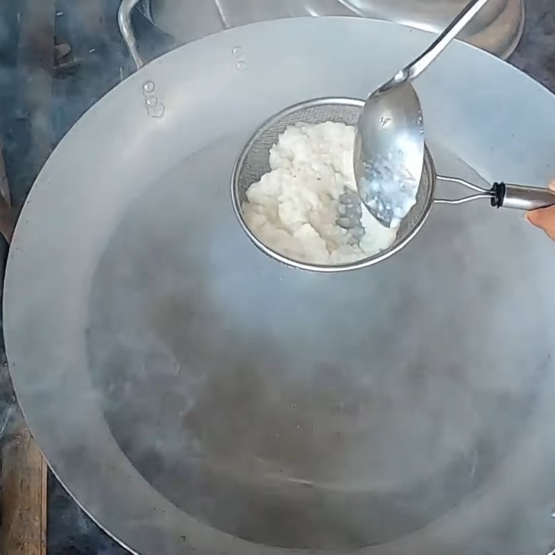 Nấu nước lẩu cá đuối măng chua
