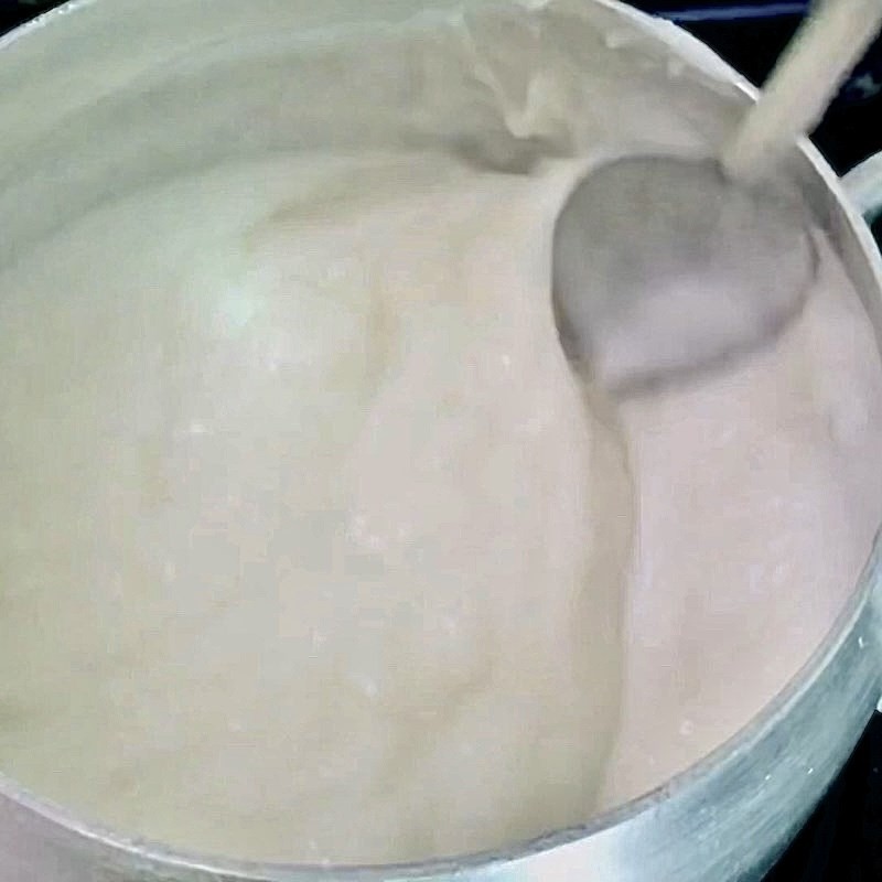 Nồi nước cốt dừa đang được đun trên bếp, tạo độ sánh đặc hấp dẫn