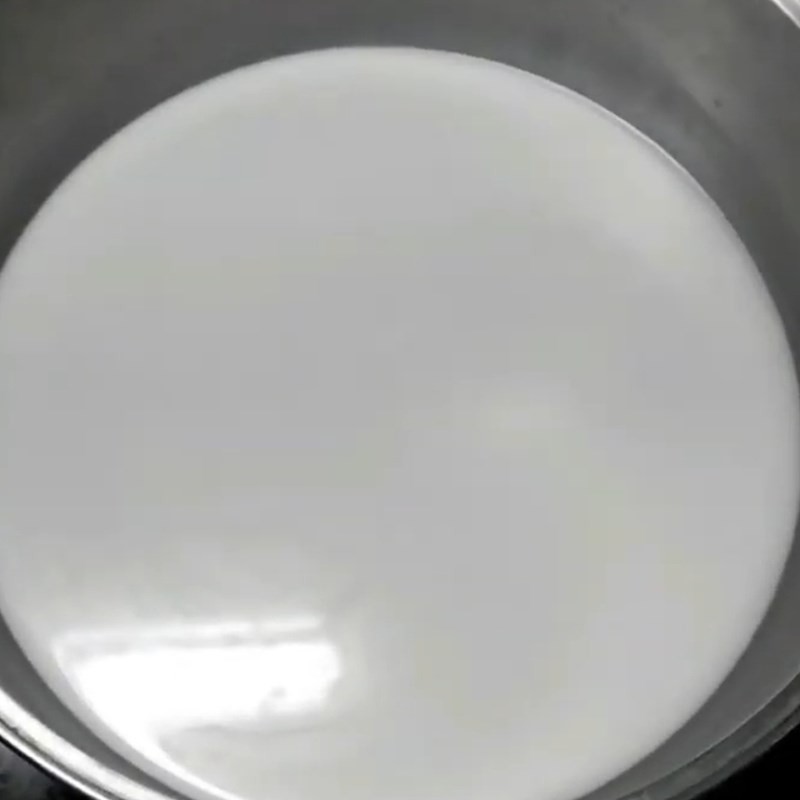 Trộn nước cốt dừa với bột năng và đường