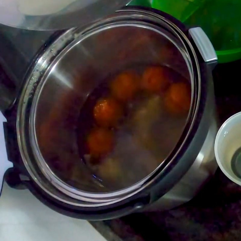Nấu nước dùng xương ống và cà chua cho bún riêu