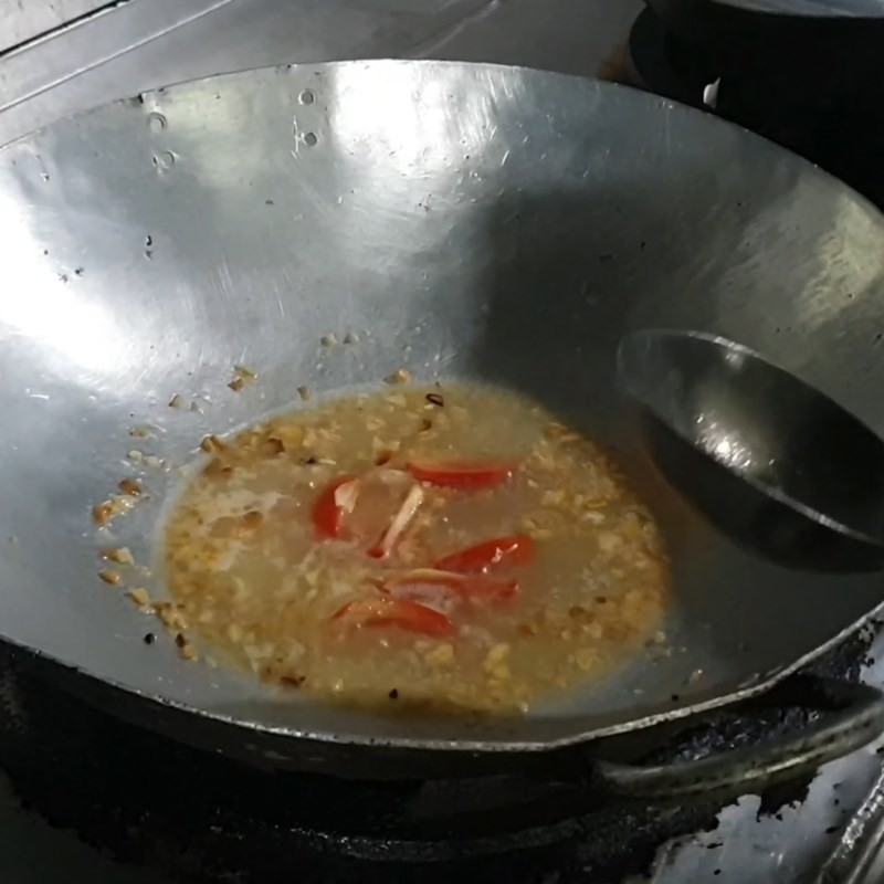 Nước dùng lẩu rau đang sôi nhẹ trên bếp