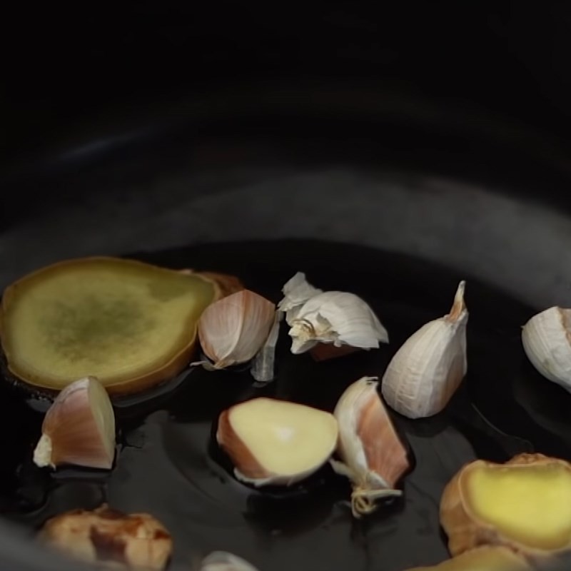 Nêm nếm gia vị vào nước dùng lẩu rau