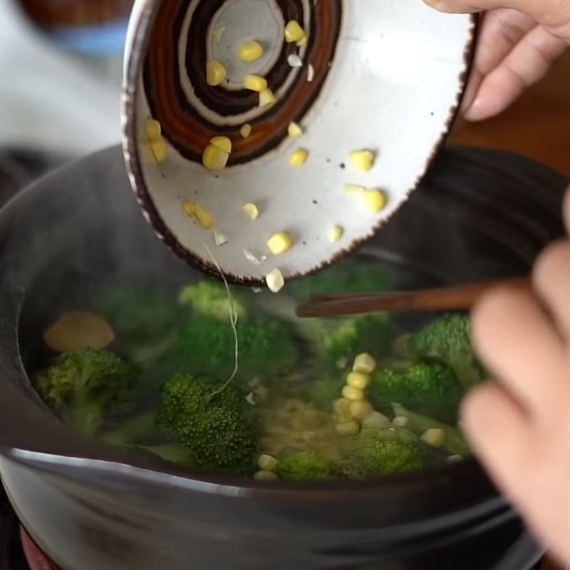 Nước dùng lẩu rau đã hoàn thành, thơm ngon