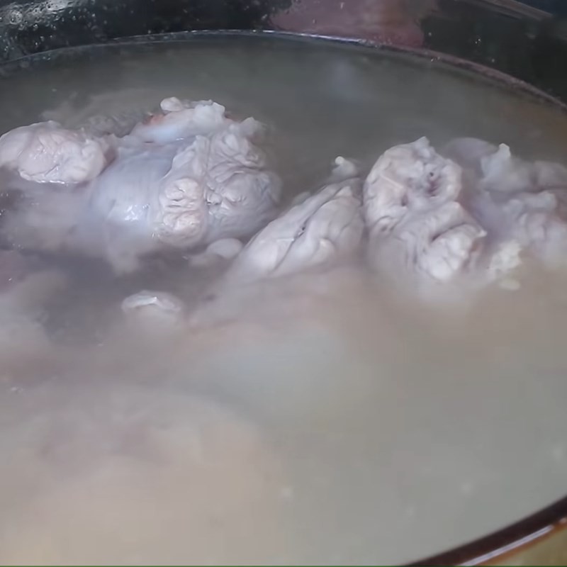 Nấu nước dùng bún cá lóc miền Tây đậm đà hương vị