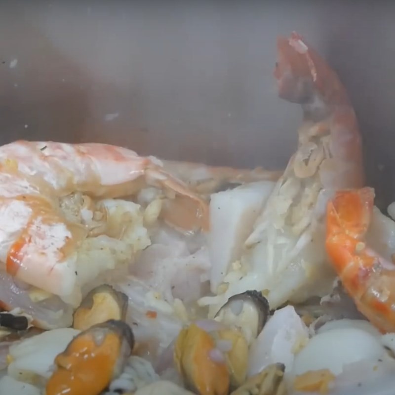 Nấu nước dùng cho cách nấu canh bánh phồng tôm với tôm khô và đầu tôm