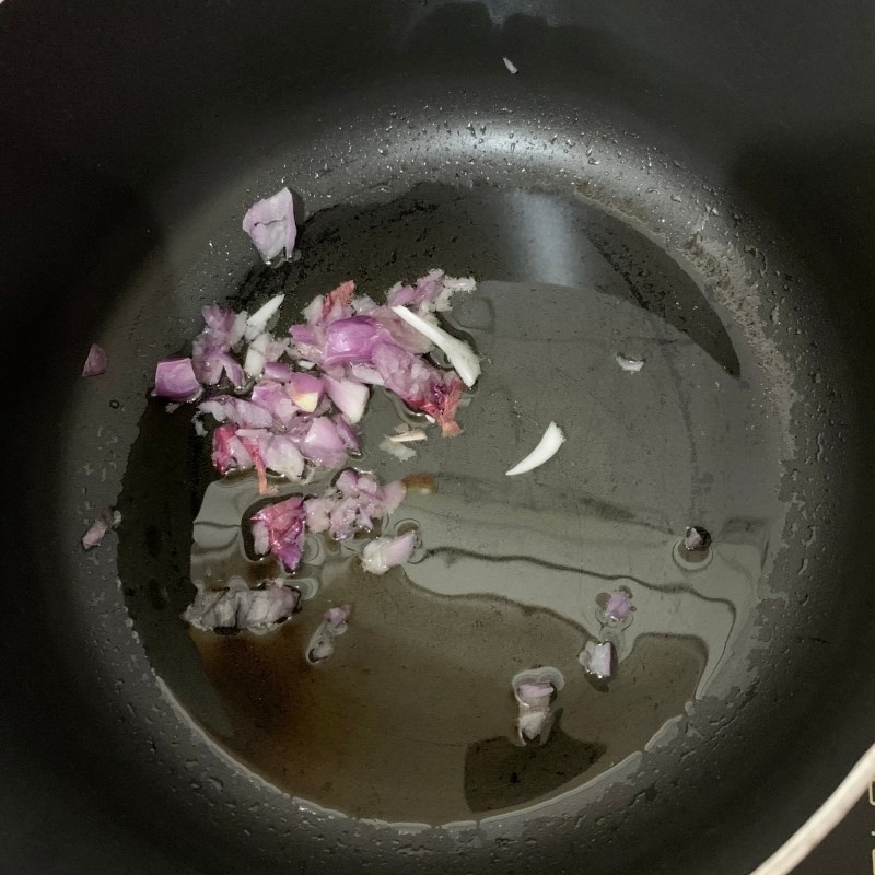 Nấu nước dùng rau củ chay với hành phi thơm
