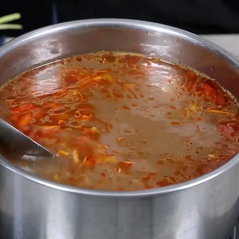 Khuấy đều gia vị trong nước dùng