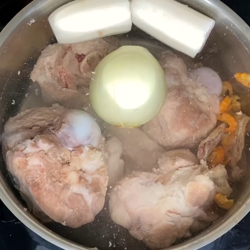Hầm nước dùng cho hủ tiếu xí quách với xương ống và rau củ