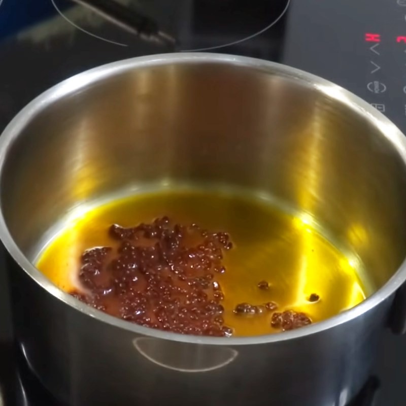 Chuẩn bị các loại gia vị thảo mộc cho nước dùng bún gà sa tế