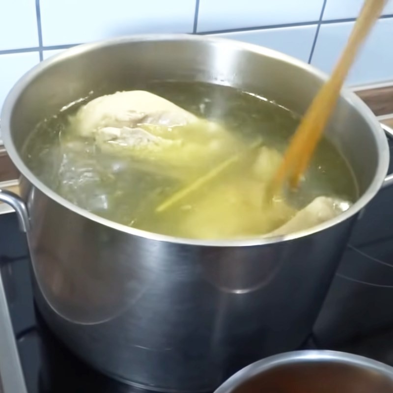 Nấu nước dùng gà với hạt điều để tạo màu đẹp