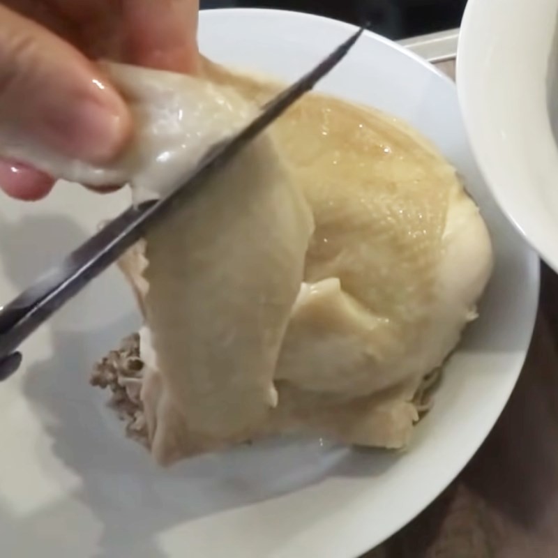 Gia vị thảo mộc cùng xương gà được hầm trong nước dùng