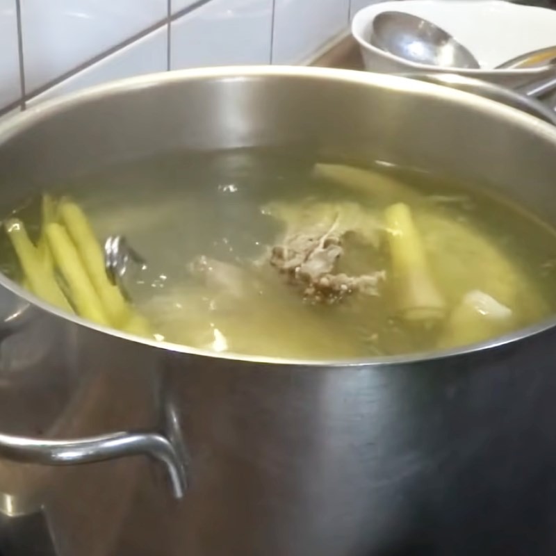 Nướng quế và các gia vị khô để tăng hương thơm cho nước dùng