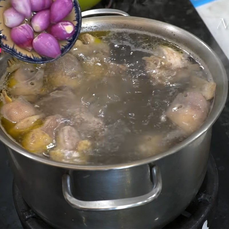 Vớt bọt để nước dùng gà được trong và ngon