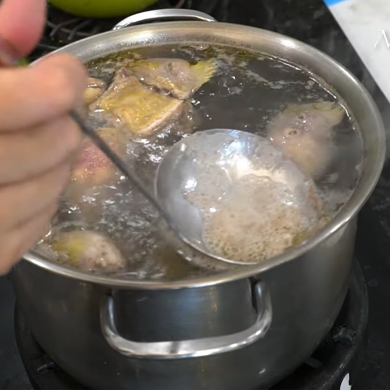 Nồi nước dùng gà đã hầm xong, trong và thơm