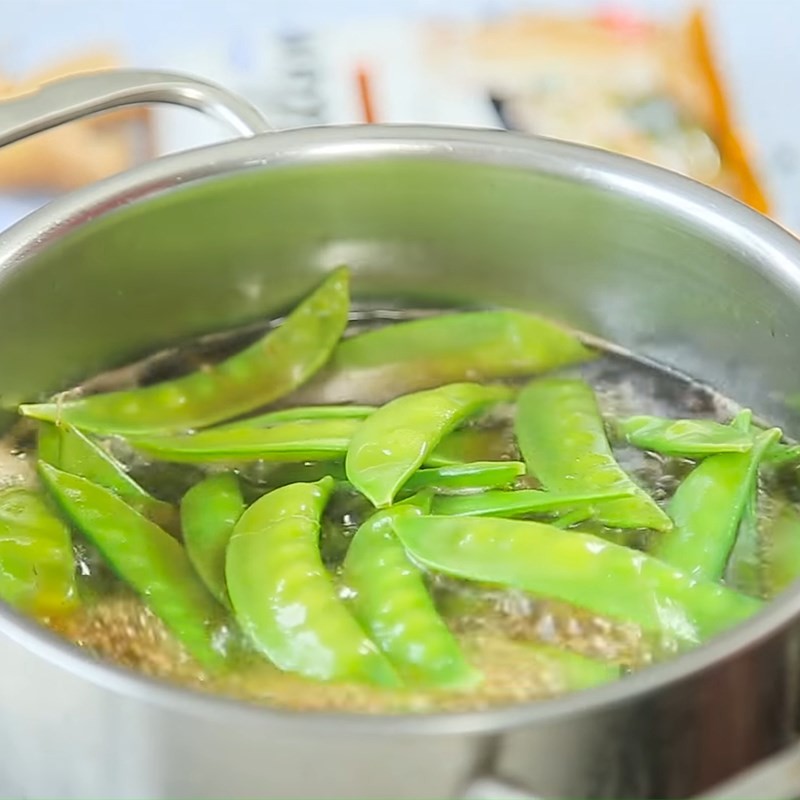 Nấu nước dùng mì udon gà sốt miso và luộc đậu Hà Lan